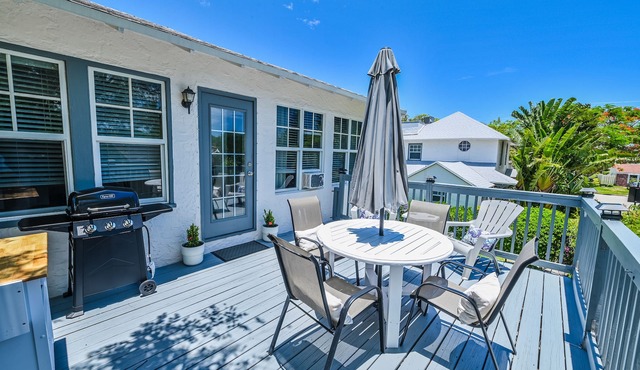 Pineapple Upper Deck Guesthouse Near Beaches/Shopping/Dining, Ballparks&Downtwn!