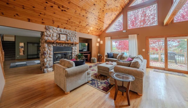 Pinecone Acres Lodge w/Hot Tub - Sleeps 9