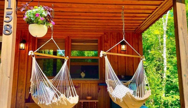 Pinecone Cottage Hot Tub & Projector at Falls Lake