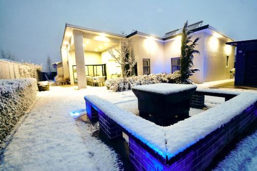 Pinecone Lodge - Luxury 4BR Home l EV Charger l Fire Pit l WiFi l BBQ l 4 Car Garage