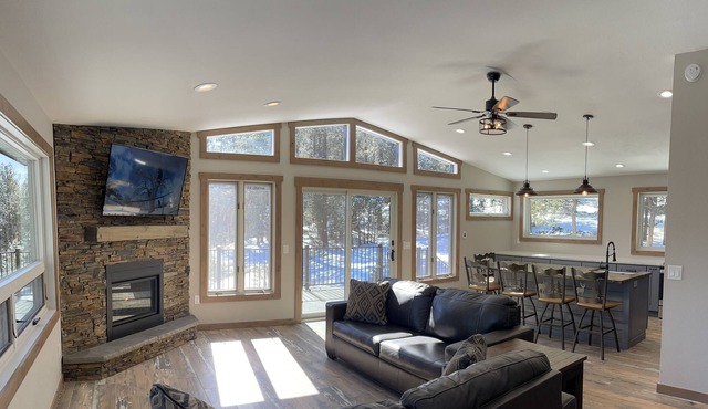 Pinecone Lodge minutes from legendary Red Rocks and Wedding venues