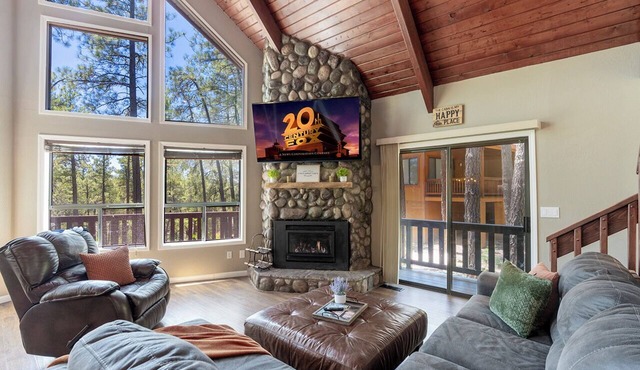 Pinecone Paradise Cozy cabin, outdoor activities, family fun!