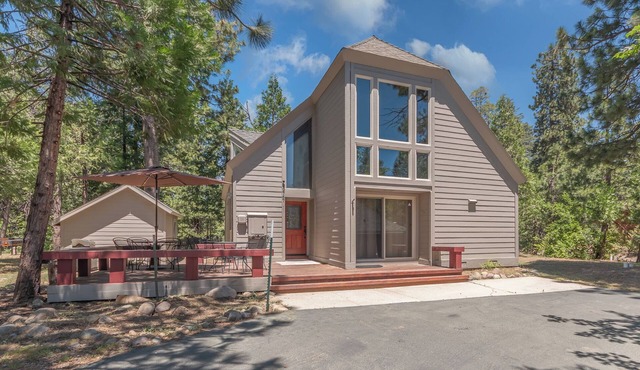 Pinecone Peak-Updated Cabin with Huge Recreation Room and Flat Level Driveway!