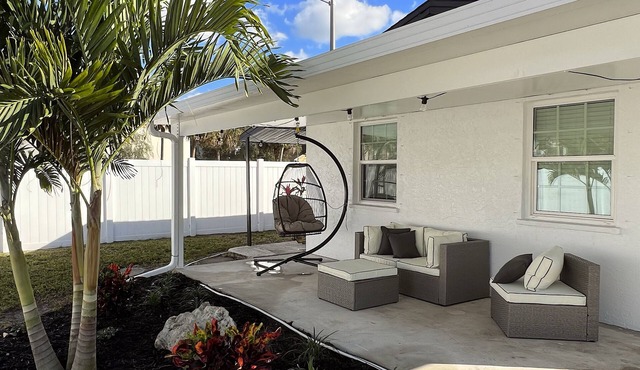 Pinecraft Paradise ~ Secluded Apt in central SRQ!