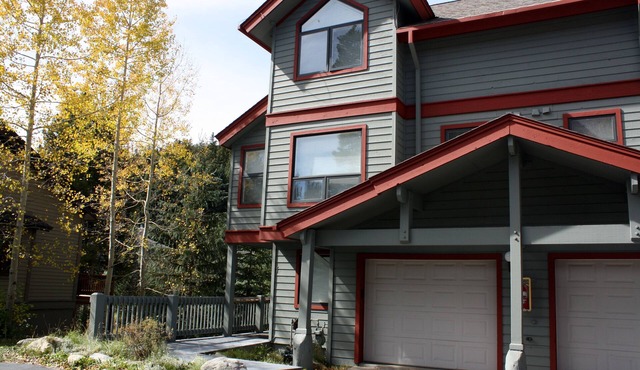 Pinecreek #I - 4 BR: Close to Town- Shuttle to Slopes- Pool & Hot Tub Access