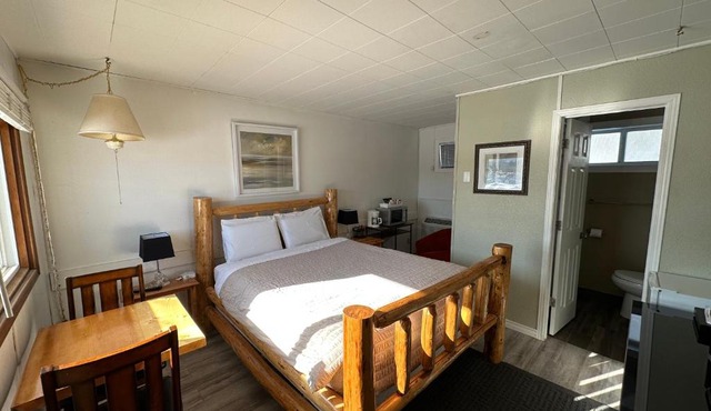 Pinecrest Motel