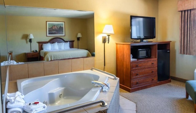 Pinedale Hotel & Suites
