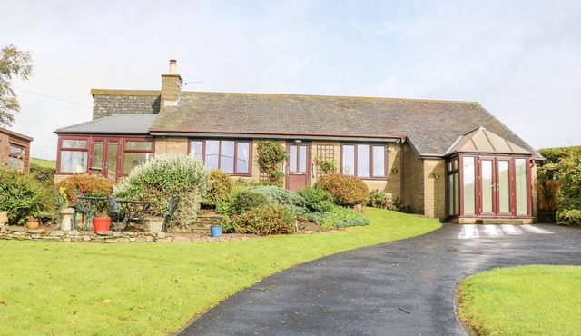 PINEGARTH, family friendly, with a garden in Allendale