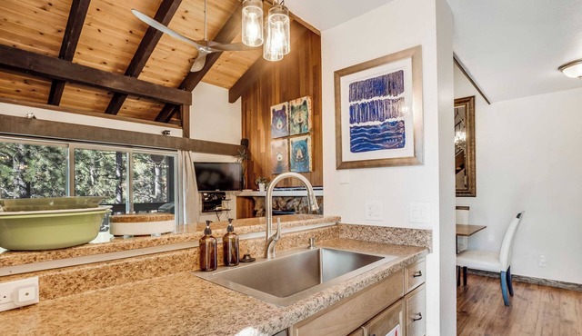 Pinegrove by Avantstay Beautiful Villas Condo Just Outside Tahoe City!