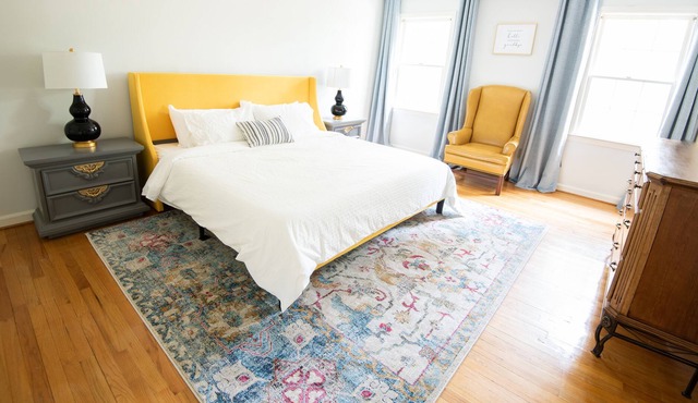 Pineland Patio: Inviting 4-Bedroom Retreat. Ample Space for 10, Firepit, Office.
