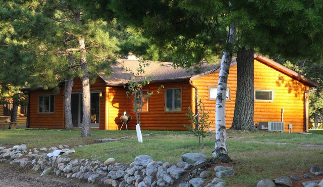 Pines - 4 BR right on Big Sand Lake