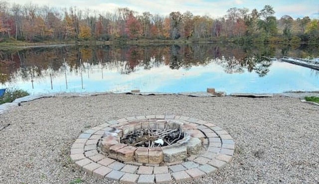 Pines Bay Waterfront cottage with Hot tub!