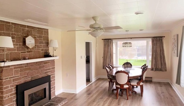 Pines Bay Waterfront cottage with Hot tub!