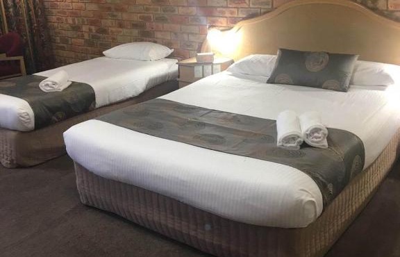 Pines Country Club Motor Inn