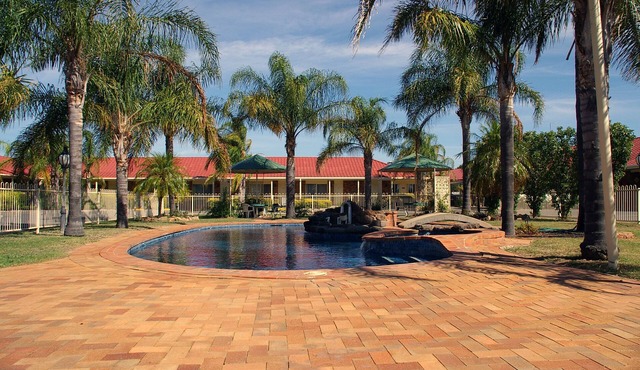 Pines Country Club Motor Inn