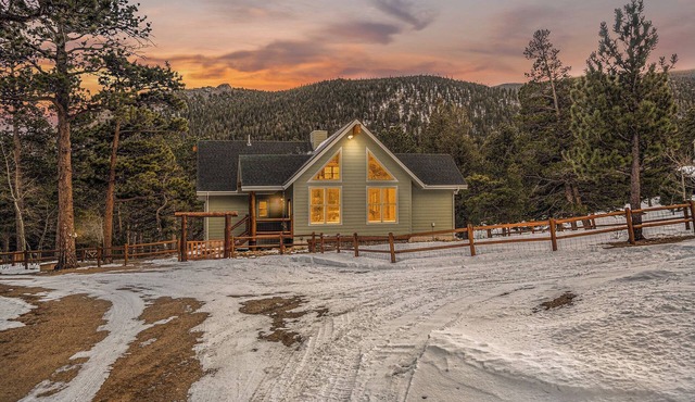 Pines & Peaks Cabin | 10 min to RMNP | Hot tub