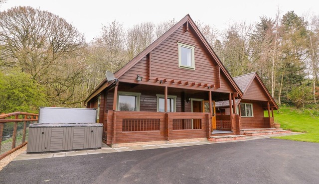 PINES PITCH, pet friendly, with hot tub in Knighton