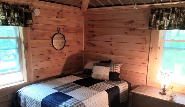 Pines Retreat Getaway - Cozy Cottage, Short walk to Lake Noquebay