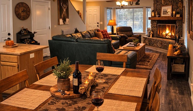 Pinetop Getaway in a Gated Community, Pool, Walk to Dining & Trails