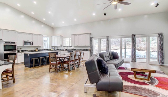 Pinetop-lakeside Home w/Private Hot Tub & Bar
