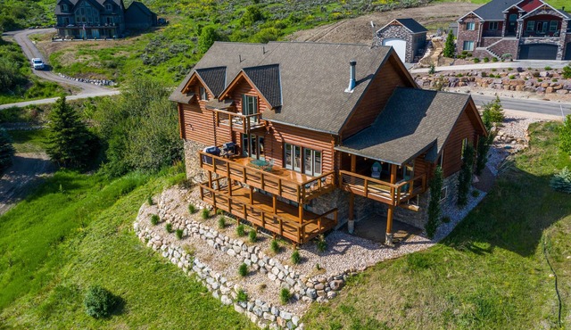 PINEVIEW LAKE LODGE- 6 bed 4.5 bath minutes from Snowbasin Ski Resort.