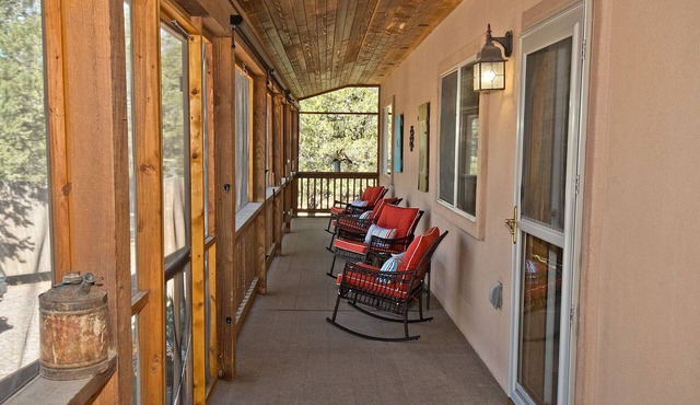 Pinewood Family Retreat House with Game Room and Pool Table