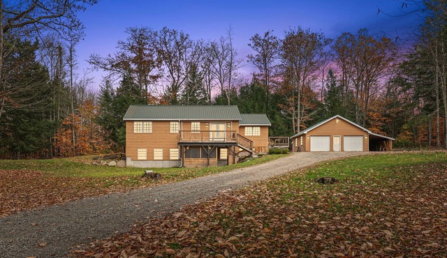Pinewood Haven: Log Cabin + Treehouse + Hot Tub in Mount Washington Valley
