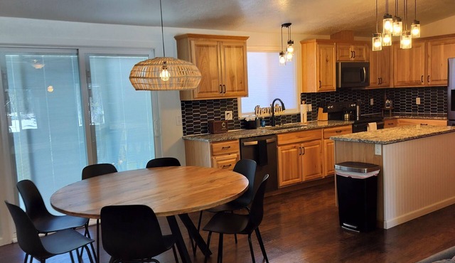 Pinewood Place . Hot tub . King Bed . Sleeps 9