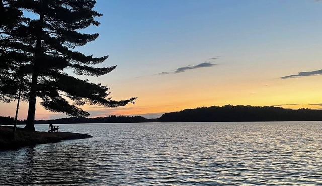 Piney Ledge: Cozy old-school Muskoka, prime Lake Joseph, west facing. Sleeps 8.