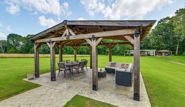 Piney River Escape Hot Tub and Outdoor Kitchen