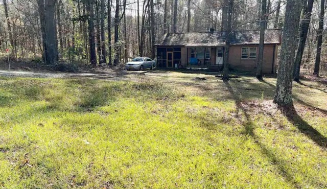 Piney Woods Two Bedroom Cottage By The Lake