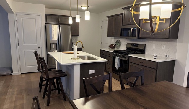 Ping Pong and 3-bedroom with 10 Bed townhome with AC in State College