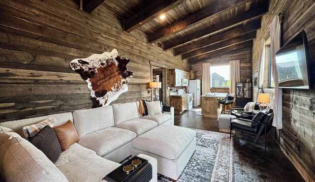 Pinion Pines Western Chalet #19 - A/C, Wi-Fi, Hot Tubs, CLEAN, Easy Access