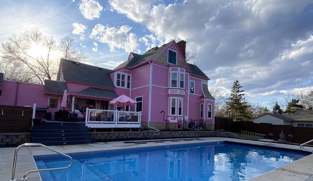 Pink Castle Bae-cation (Pool & Hottub) in Hudson, wI