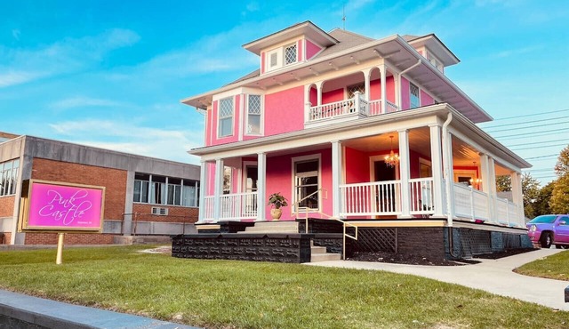 Pink Castle with YEAR ROUND heated spa pool