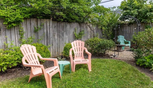 Pink Chalet Downtown - Boho Themed 2Bed Home, Fire Pit & Garden, Free parking