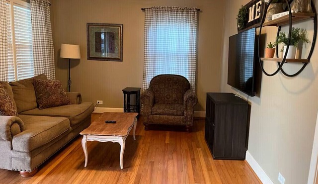 Pink Door Charming 2-bedroom house with WiFi, AC in nice Oneonta, Close to Food