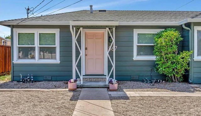 Pink Door, Livermore v2 - queen bed - private backyard - 0.5miles to downtown!