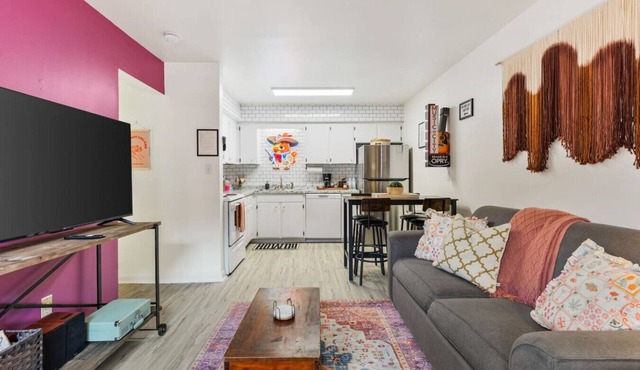 Pink Dreams - Walk to Live Music, Bars, Restaurants - Free Parking