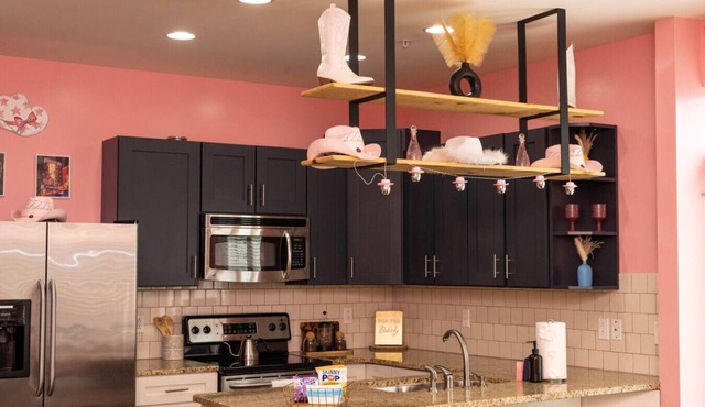 Pink Experience - West End Broadway & Restaurants - Newly Updated Corner Condo