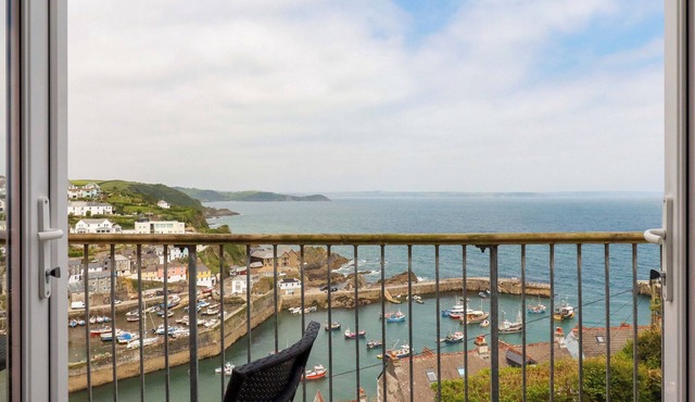 PINK HOUSE, pet friendly, country holiday cottage in Mevagissey