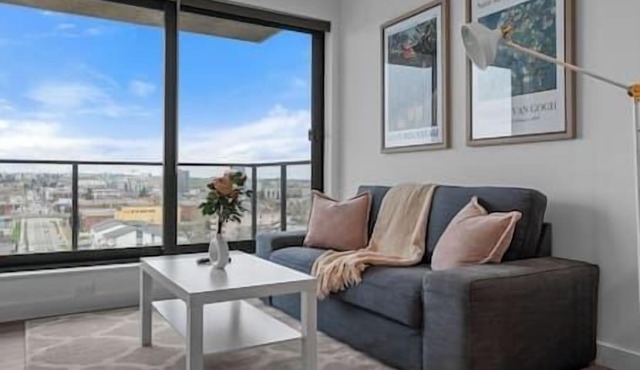 "Pink Lemon" 2BR |Mins to Saddledome|Rooftop Patio