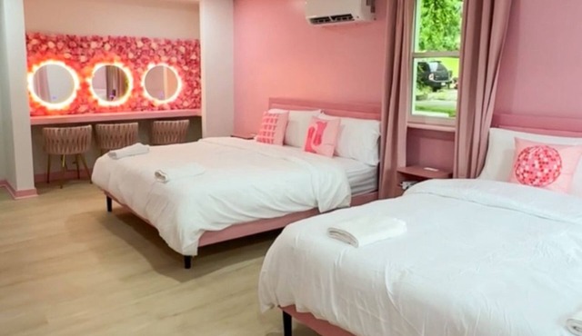 Pink Nashville Cottage Girls' Trip, 12 Min to DT