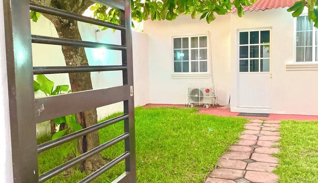 Pink Oueilhe Vacation Home