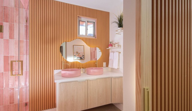 Pink Palms Spa Retreat - Infrared Sauna, Huge Hot Tub - Mins to LAX, SoFi, Beach