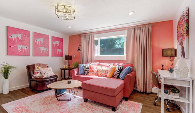 Pink Panther Parlor - Cozy 2-BR w/Mountain Views, King Bed & Pet-Friendly Yard