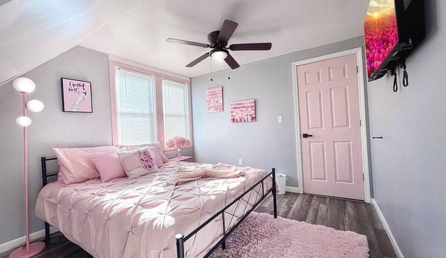 Pink Paradise! Cozy Getaway near SU!