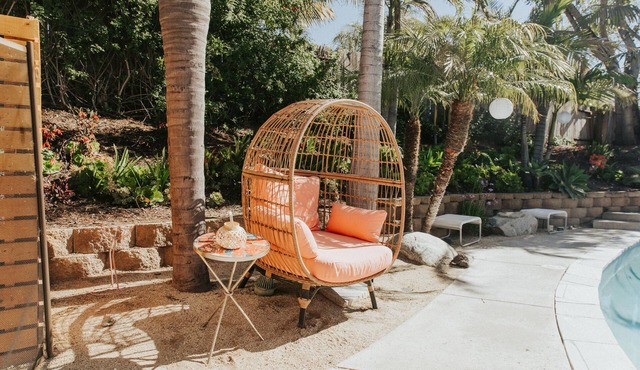 Pink Paradise Inn - 5 BR Fun Retro Home w/Pool
