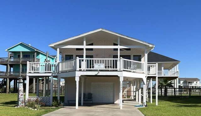 PINK PELICAN - 2 bedroom, Gulf view, fenced yard, super cute classic!