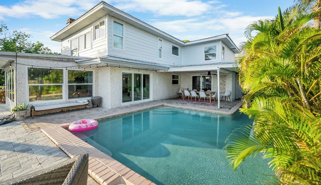 Pink Pony Villa – Waterfront Escape w/Pool, Kayaks & Themed Rooms